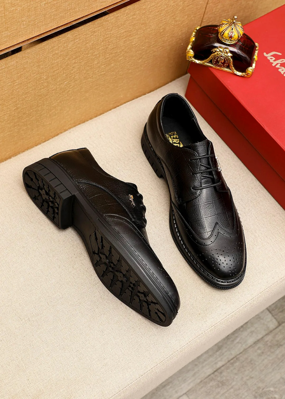 Men's shoes 💰462 💐 Product trademark: Ferragamo "Ferragamo" business leather shoes Regular size: 38-44 (45.46🉑️customized) Product materials: Selected imported first-layer calfskin upper, imported water-dyed cowhide leather lining. Strong three-dimensional visual effect, rubber outsole Color: 1⃣️color optional